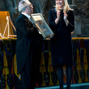 6. mai: Kronprinsesse Mette-Marit overrekker Holbergs internasjonale minnepris til den spanske sosiologen Manuel Castells i Haakonshallen (Foto: Tor Erik H. Mathiesen / NTB scanpix)